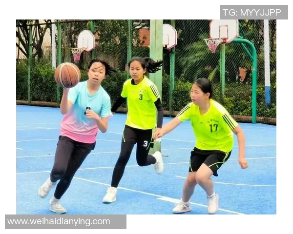 小伙为打篮球不畏艰难坚持训练展现青春活力与拼搏精神